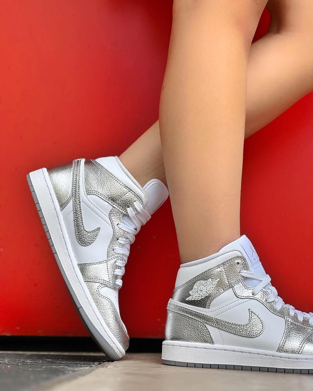 Air Jordan 1 Low SE "Metallic Silver"
