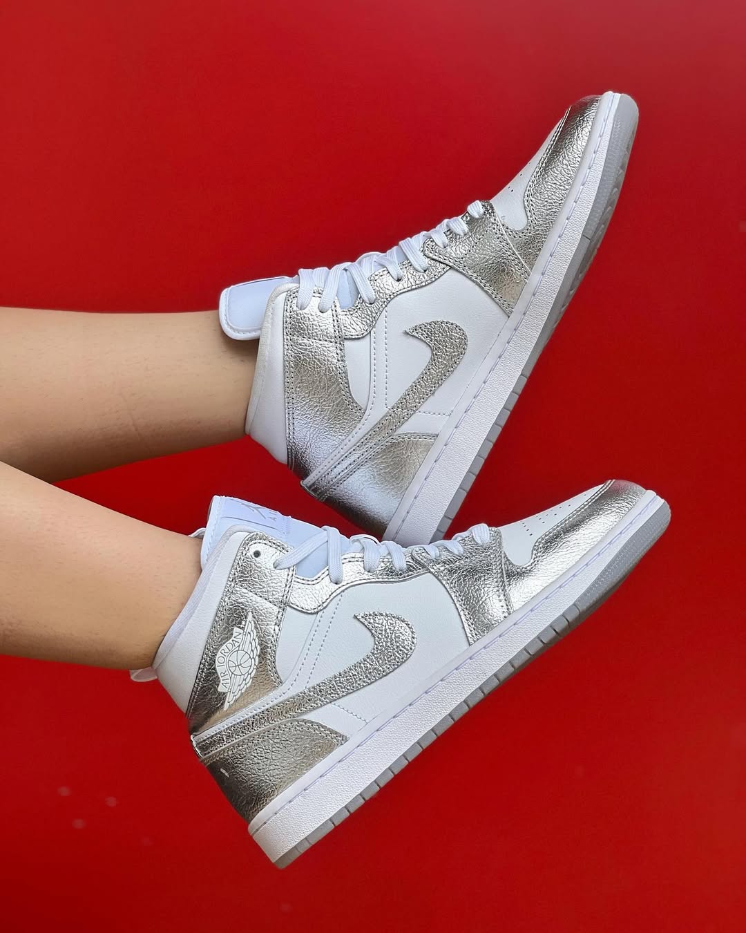 Air Jordan 1 Low SE "Metallic Silver"